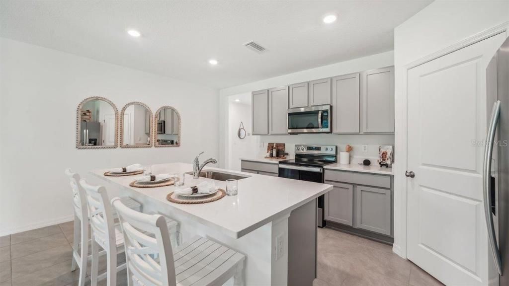 Под контрактом: $326,990 (4 спален, 2 ванн, 1828 Квадратных фут)