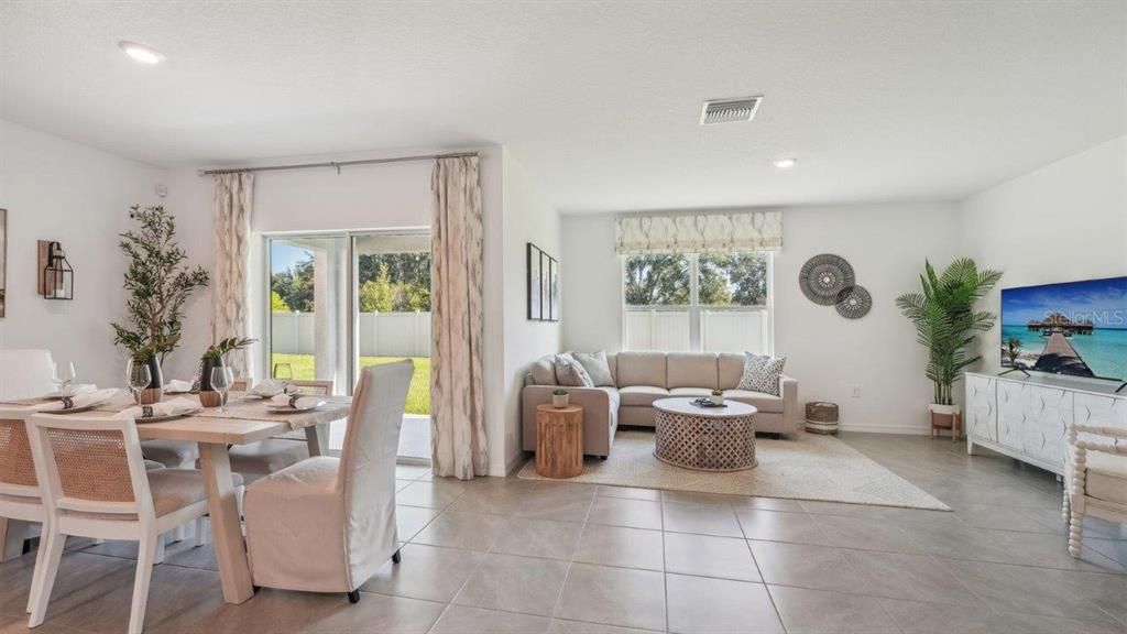 Под контрактом: $326,990 (4 спален, 2 ванн, 1828 Квадратных фут)