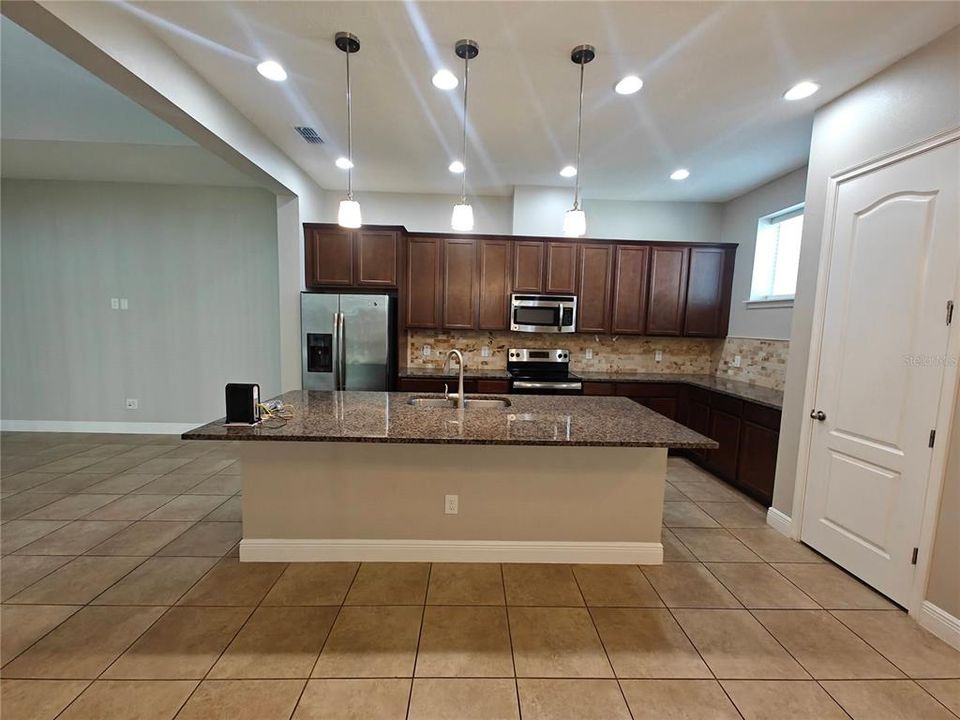 For Rent: $2,689 (3 beds, 2 baths, 1805 Square Feet)