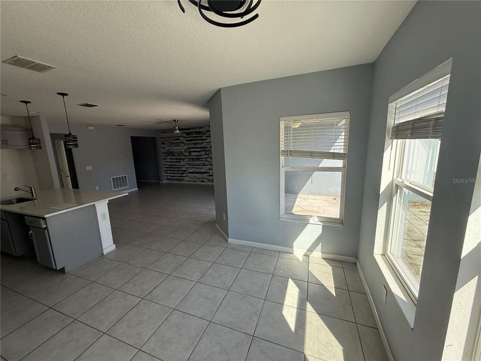 合同活跃: $211,000 (4 贝兹, 2 浴室, 1767 平方英尺)