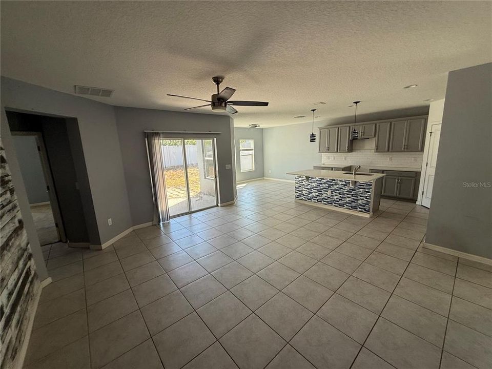 合同活跃: $211,000 (4 贝兹, 2 浴室, 1767 平方英尺)