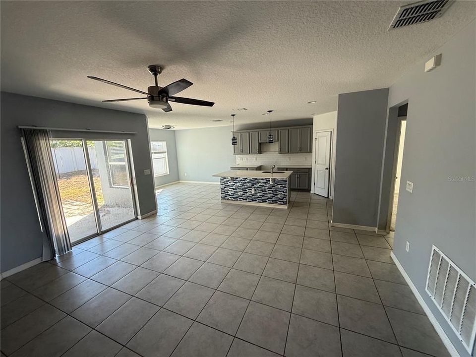 合同活跃: $211,000 (4 贝兹, 2 浴室, 1767 平方英尺)