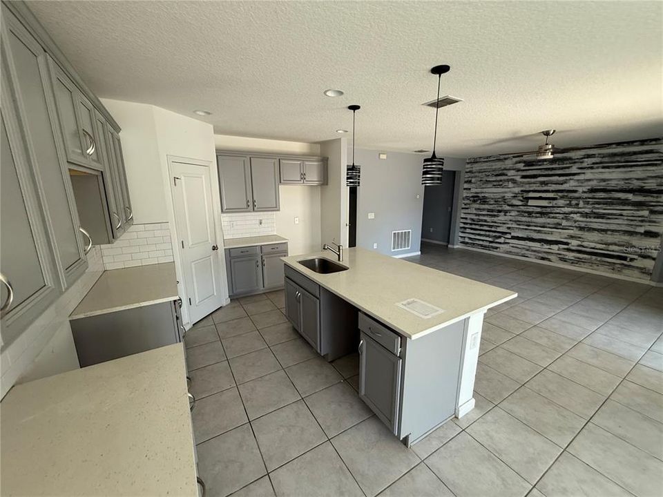 合同活跃: $211,000 (4 贝兹, 2 浴室, 1767 平方英尺)