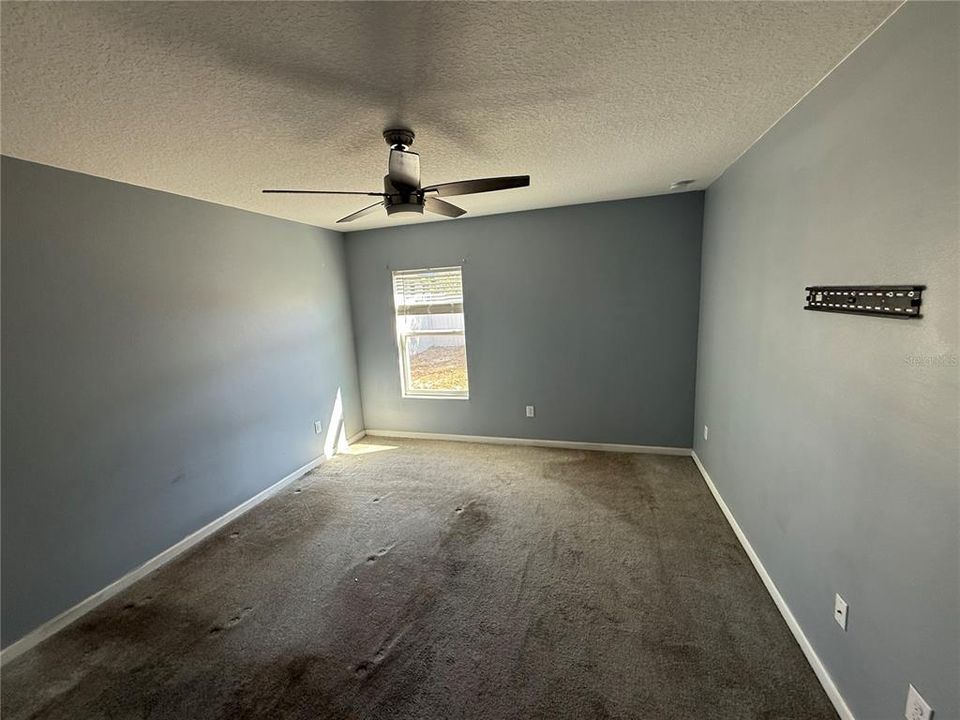 合同活跃: $211,000 (4 贝兹, 2 浴室, 1767 平方英尺)