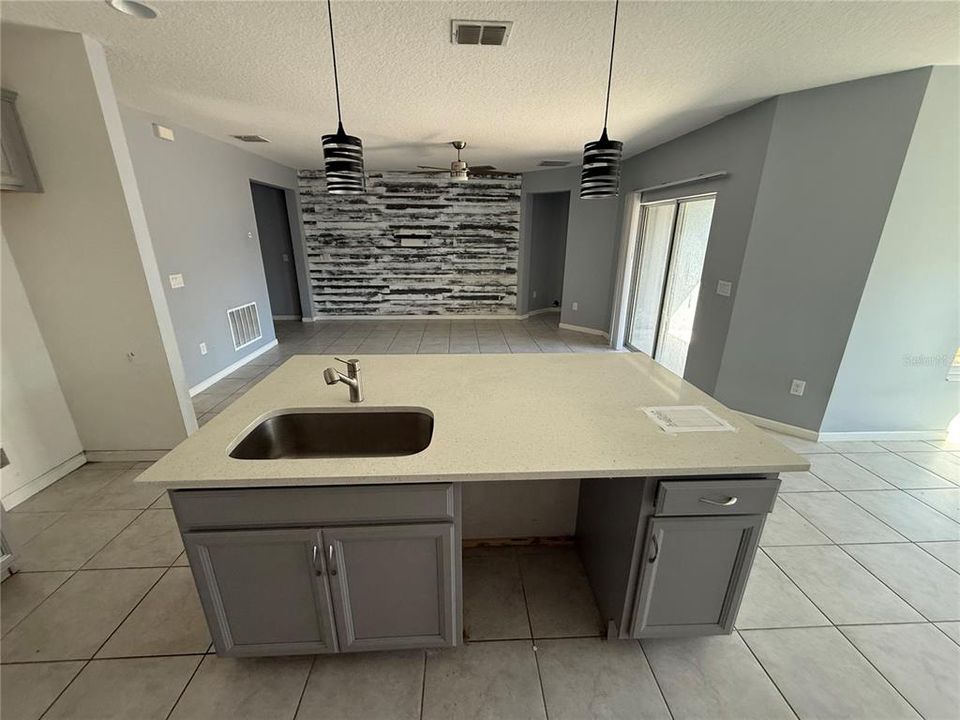 合同活跃: $211,000 (4 贝兹, 2 浴室, 1767 平方英尺)