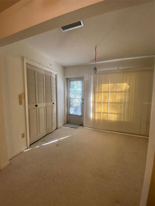 合同活跃: $89,000 (1 贝兹, 1 浴室, 974 平方英尺)