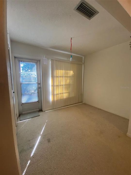 合同活跃: $89,000 (1 贝兹, 1 浴室, 974 平方英尺)