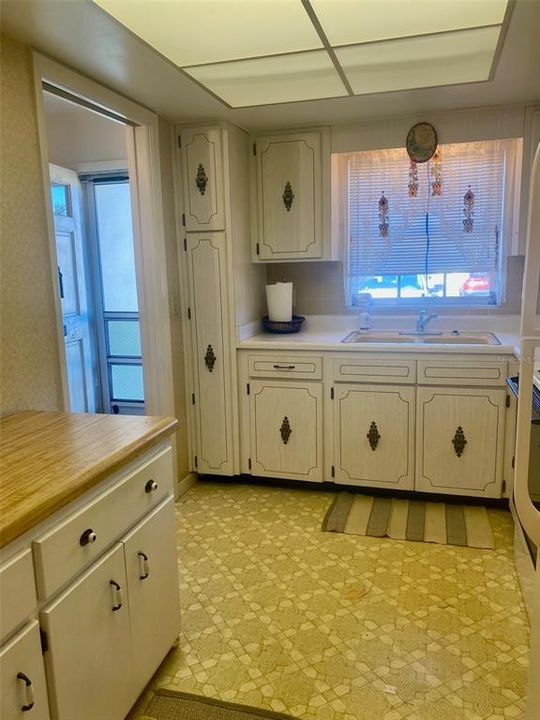 合同活跃: $89,000 (1 贝兹, 1 浴室, 974 平方英尺)