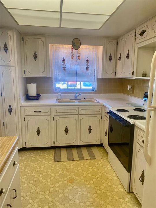 合同活跃: $89,000 (1 贝兹, 1 浴室, 974 平方英尺)