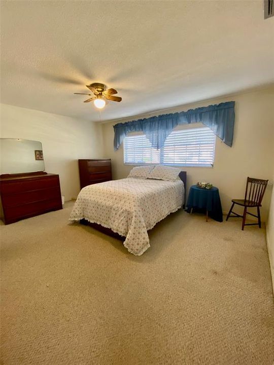 合同活跃: $89,000 (1 贝兹, 1 浴室, 974 平方英尺)