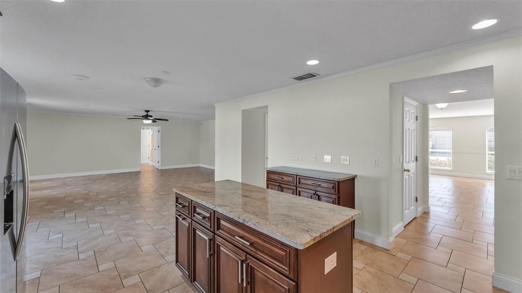 待售: $475,000 (6 贝兹, 4 浴室, 3976 平方英尺)