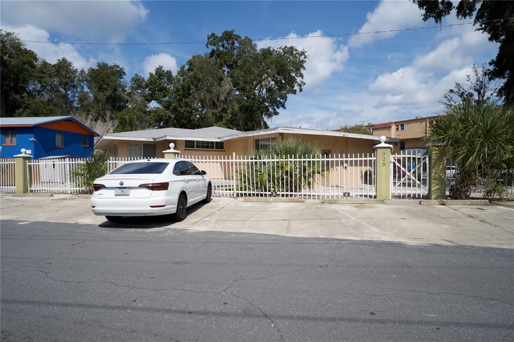 For Rent: $2,000 (5 beds, 3 baths, 2601 Square Feet)