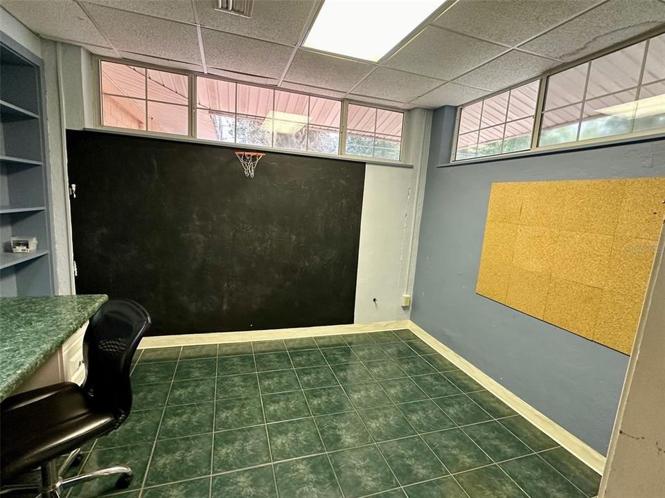 For Rent: $2,000 (5 beds, 3 baths, 2601 Square Feet)