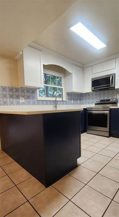 For Rent: $1,900 (3 beds, 3 baths, 1337 Square Feet)