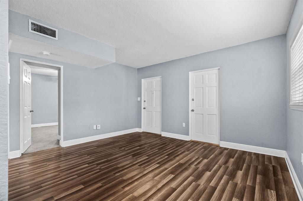 For Sale: $199,998 (2 beds, 1 baths, 572 Square Feet)