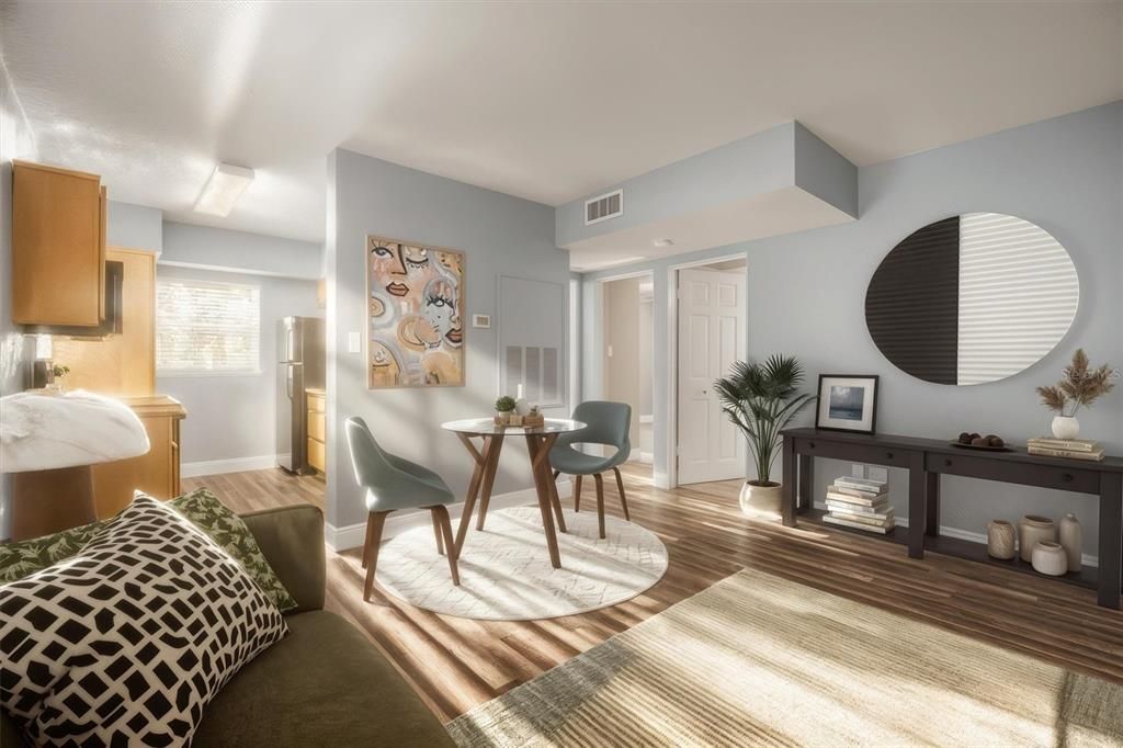 For Sale: $199,998 (2 beds, 1 baths, 572 Square Feet)