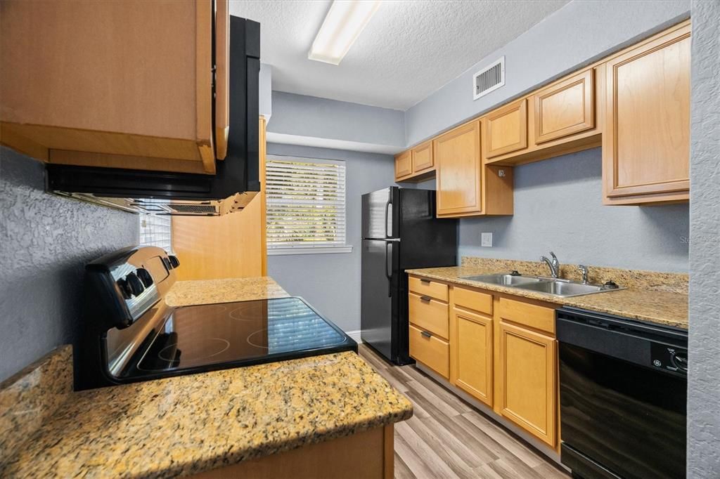 For Sale: $199,998 (2 beds, 1 baths, 572 Square Feet)