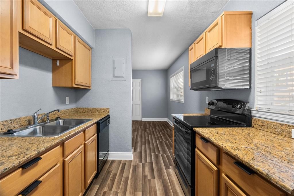 For Sale: $199,998 (2 beds, 1 baths, 572 Square Feet)