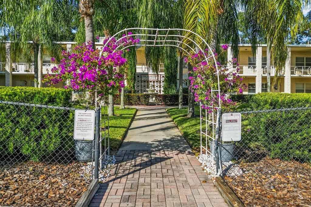 For Sale: $199,998 (2 beds, 1 baths, 572 Square Feet)