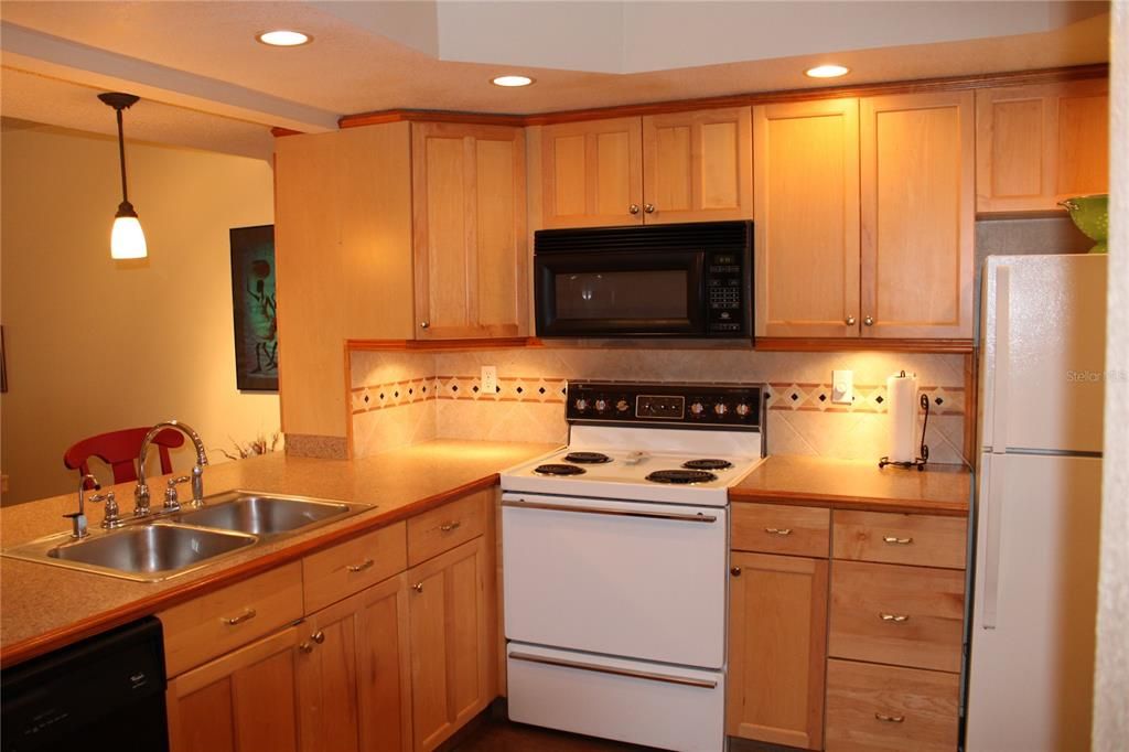 For Sale: $180,000 (2 beds, 2 baths, 955 Square Feet)