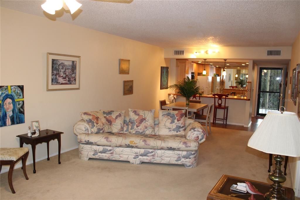 For Sale: $180,000 (2 beds, 2 baths, 955 Square Feet)
