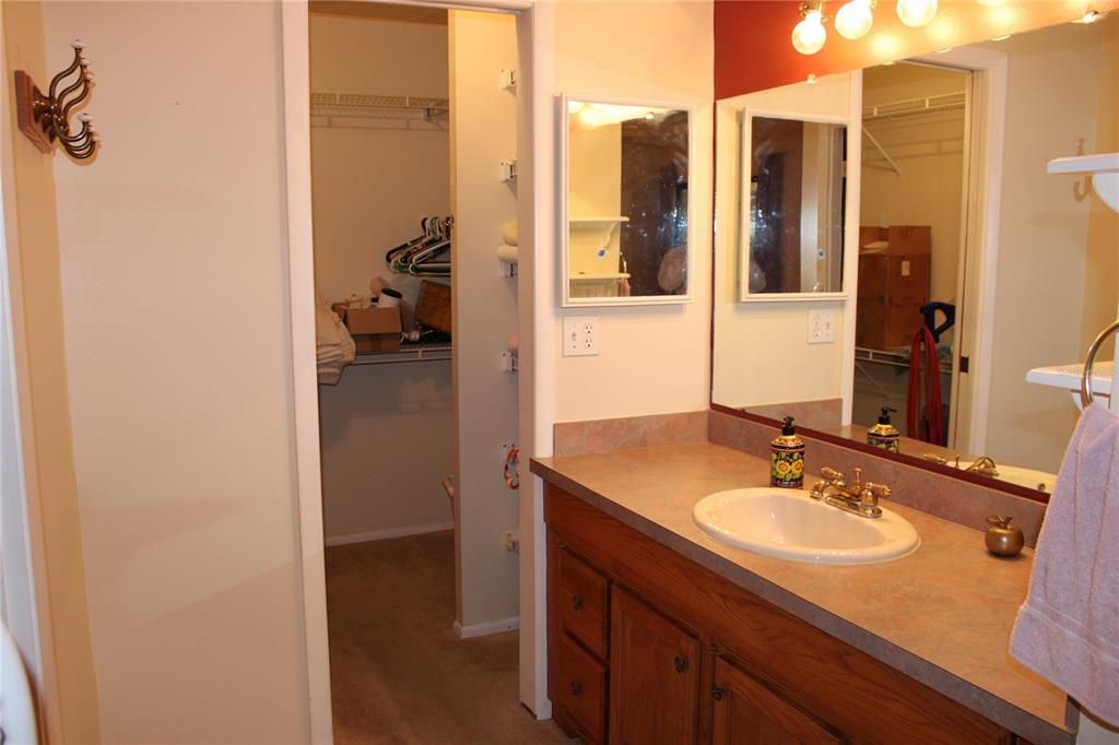 For Sale: $180,000 (2 beds, 2 baths, 955 Square Feet)