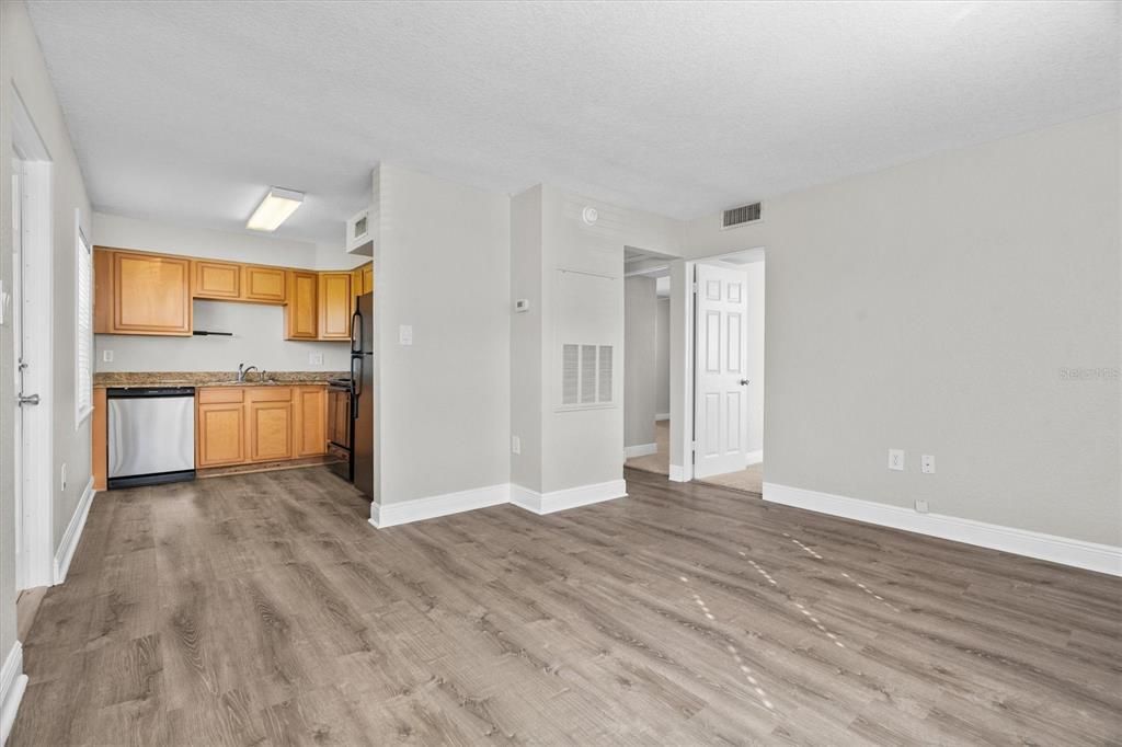 For Sale: $199,998 (2 beds, 1 baths, 594 Square Feet)