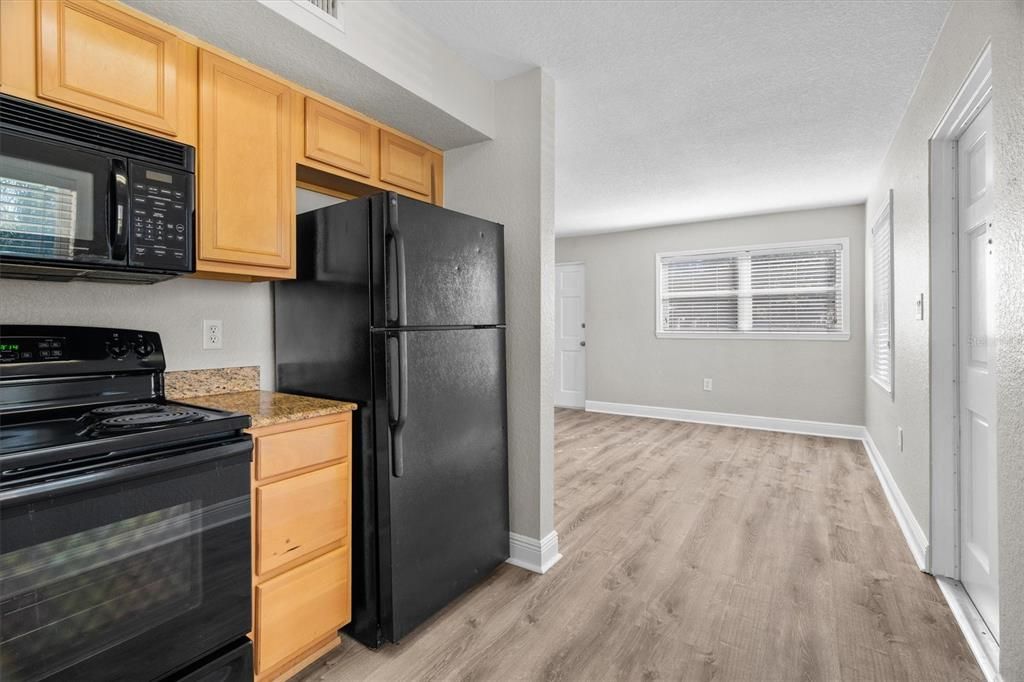 For Sale: $199,998 (2 beds, 1 baths, 594 Square Feet)