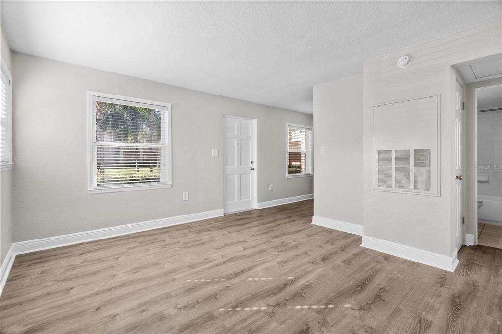 For Sale: $199,998 (2 beds, 1 baths, 594 Square Feet)