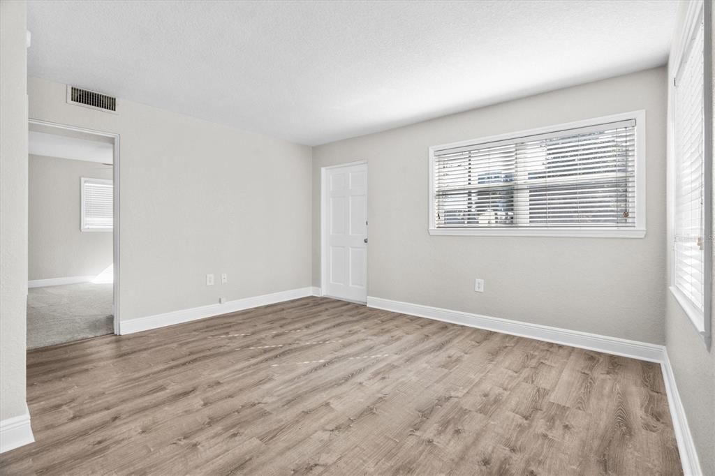 For Sale: $199,998 (2 beds, 1 baths, 594 Square Feet)