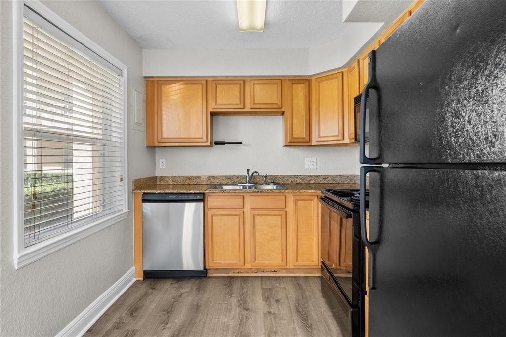 For Sale: $199,998 (2 beds, 1 baths, 594 Square Feet)