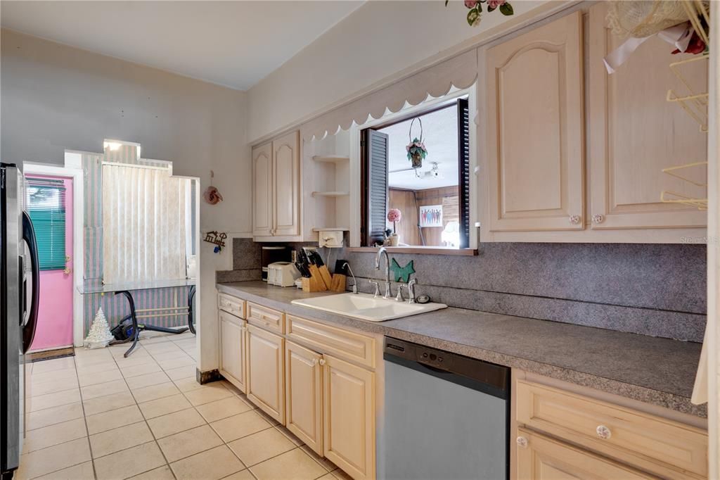 For Sale: $699,995 (3 beds, 2 baths, 2552 Square Feet)