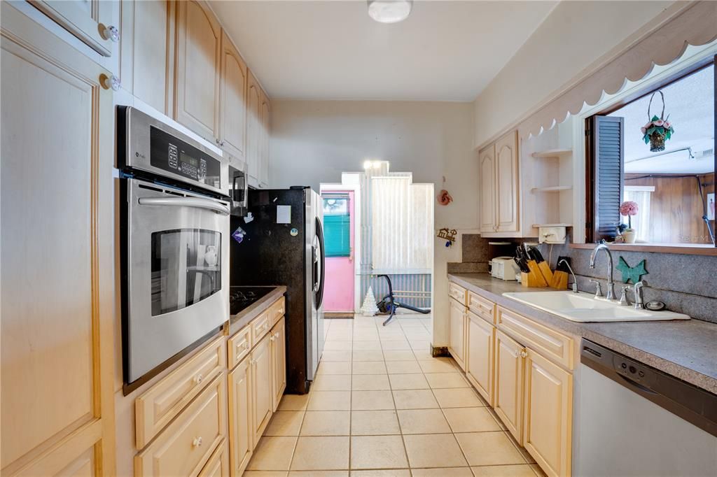 For Sale: $699,995 (3 beds, 2 baths, 2552 Square Feet)