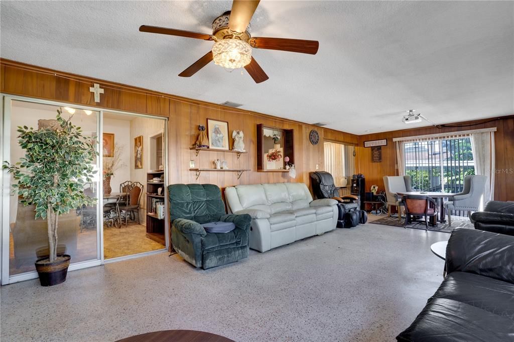 For Sale: $699,995 (3 beds, 2 baths, 2552 Square Feet)