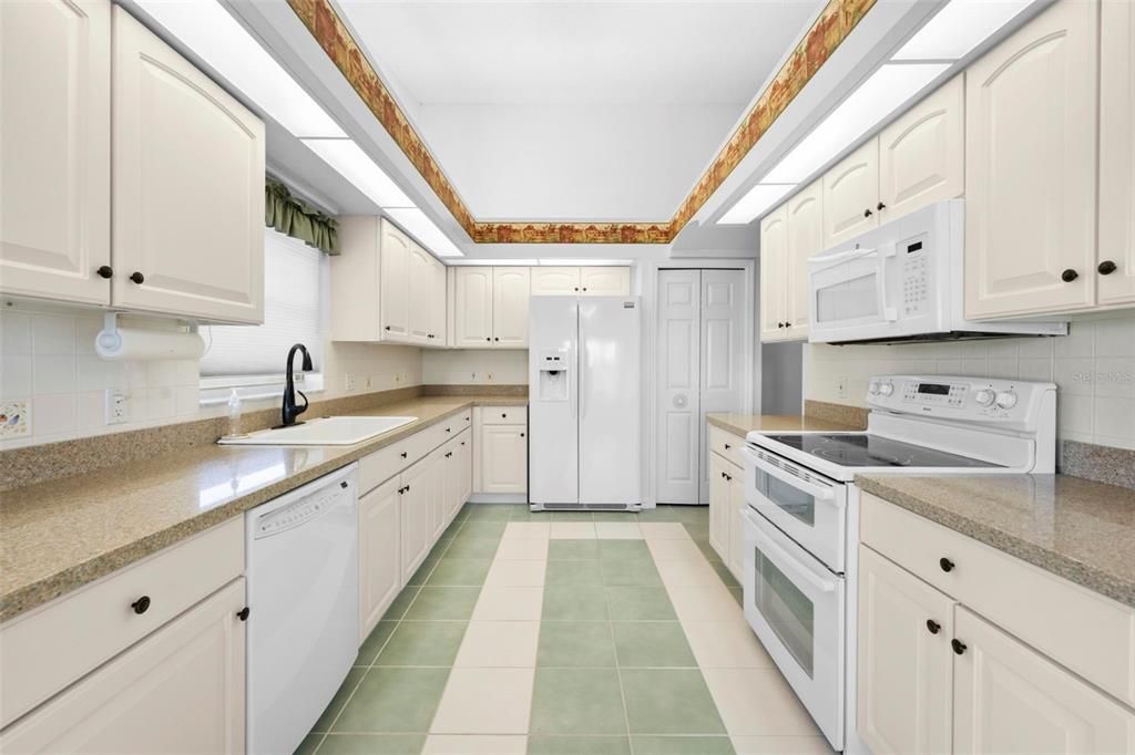 На продажу: $289,999 (3 спален, 2 ванн, 2119 Квадратных фут)