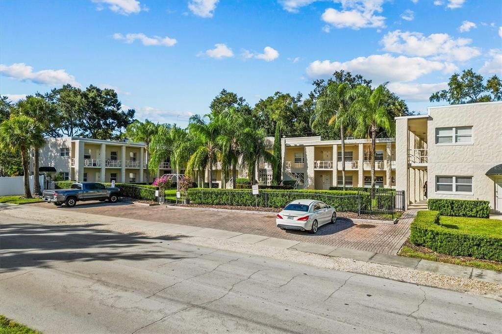 For Sale: $199,998 (2 beds, 1 baths, 572 Square Feet)