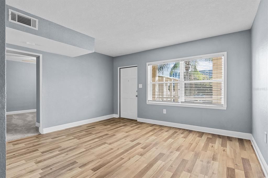 For Sale: $199,998 (2 beds, 1 baths, 572 Square Feet)