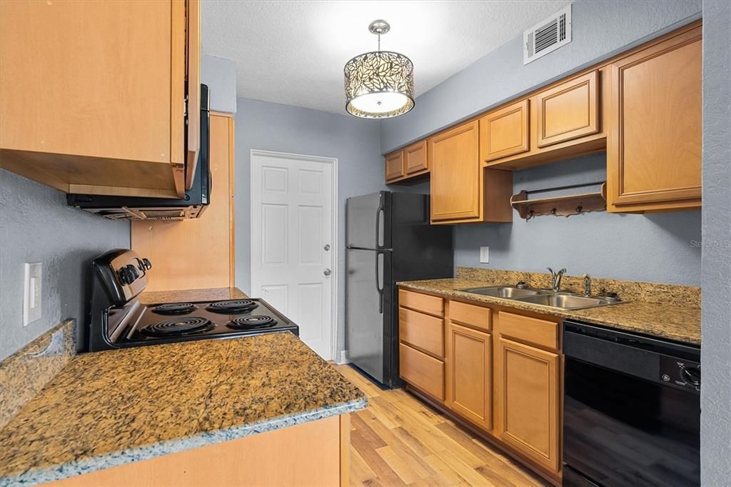 For Sale: $199,998 (2 beds, 1 baths, 572 Square Feet)