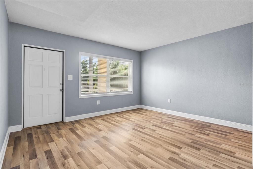 For Sale: $199,998 (2 beds, 1 baths, 572 Square Feet)