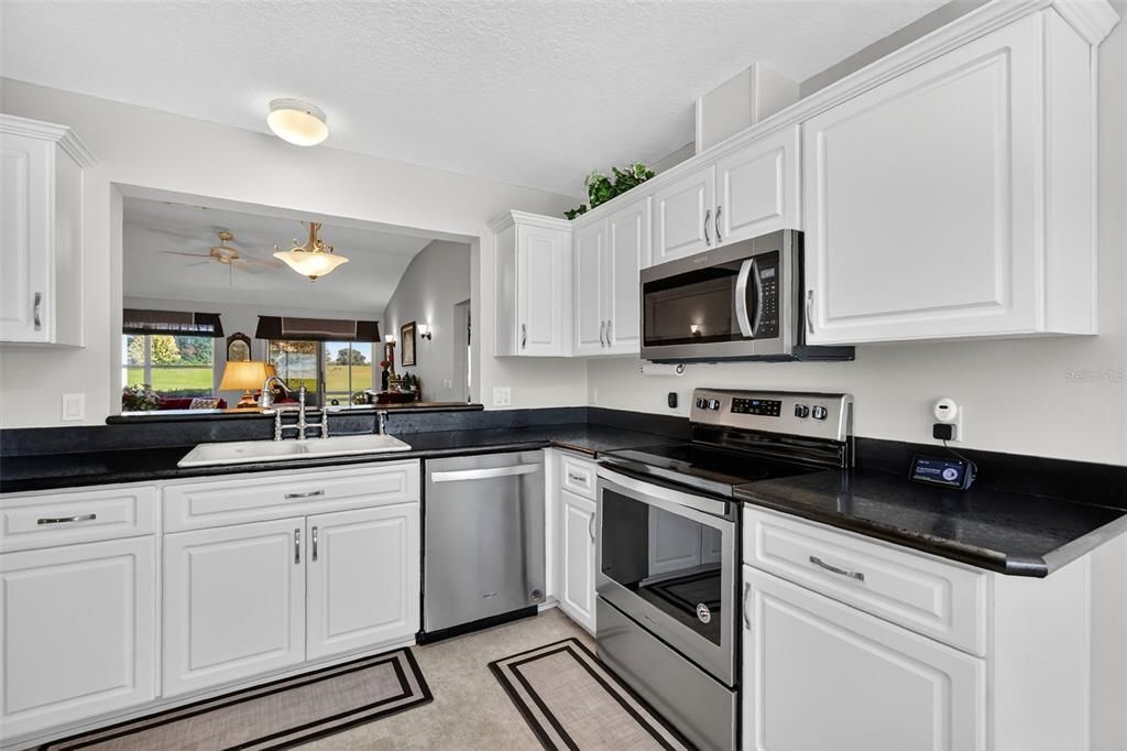 Activo con contrato: $369,900 (3 camas, 2 baños, 1677 Pies cuadrados)