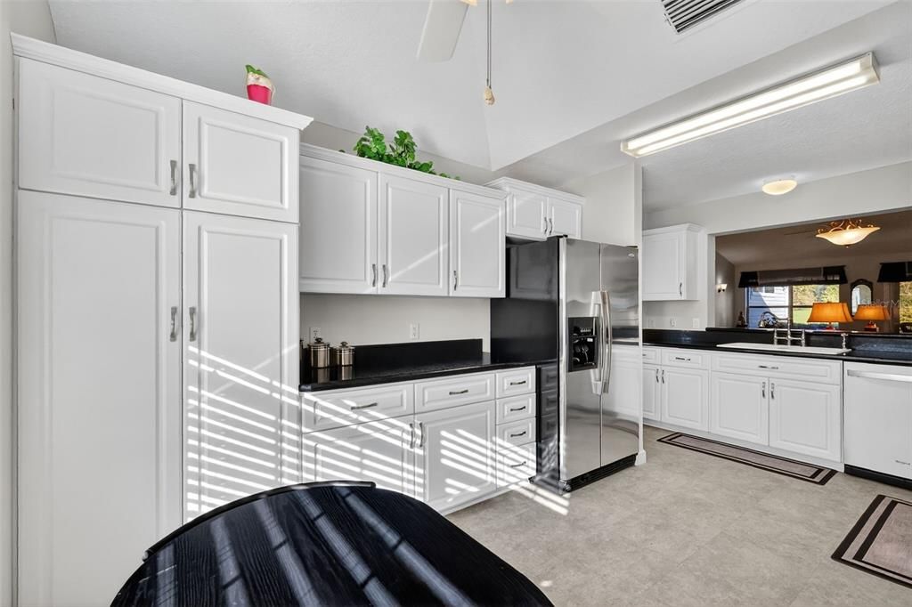 Activo con contrato: $369,900 (3 camas, 2 baños, 1677 Pies cuadrados)