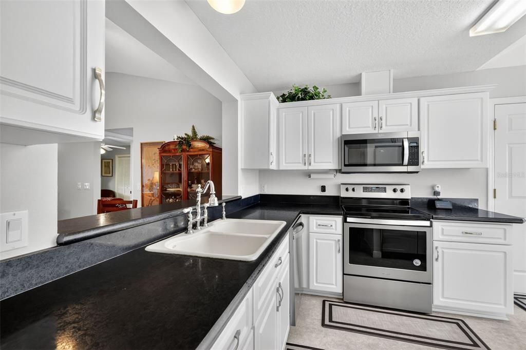 Activo con contrato: $369,900 (3 camas, 2 baños, 1677 Pies cuadrados)