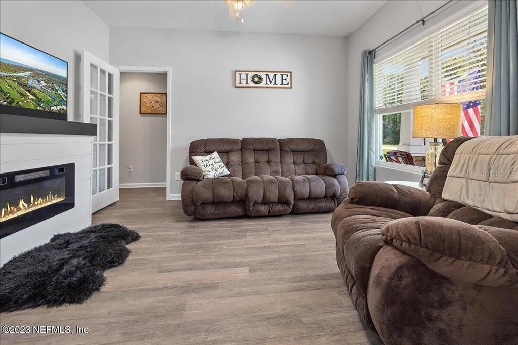 待售: $425,000 (4 贝兹, 2 浴室, 2080 平方英尺)