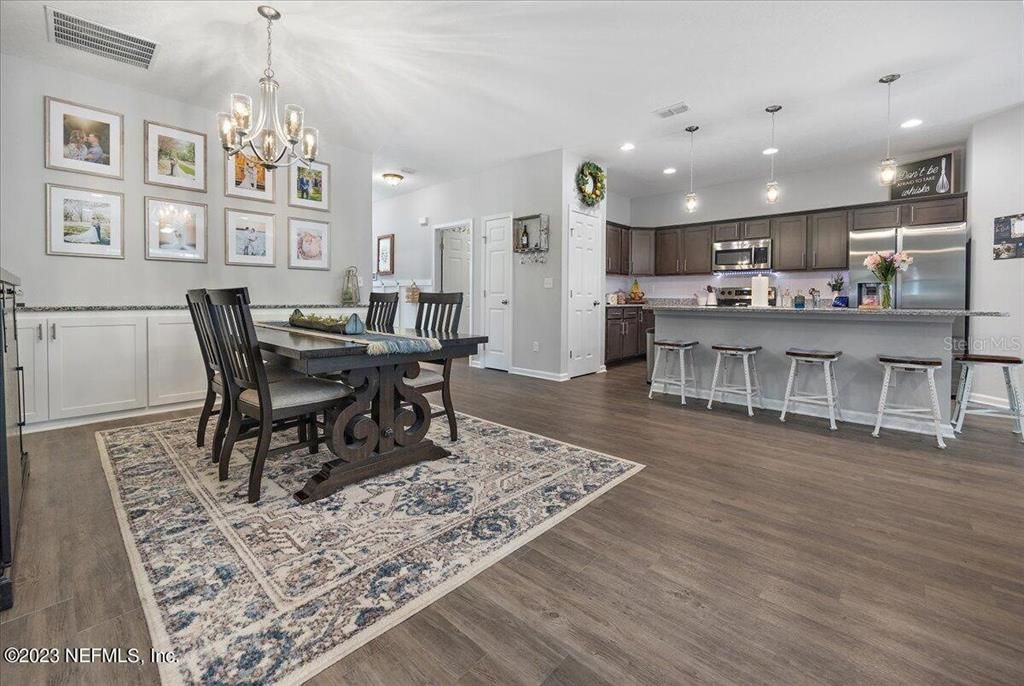 待售: $425,000 (4 贝兹, 2 浴室, 2080 平方英尺)