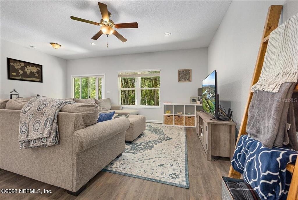 待售: $425,000 (4 贝兹, 2 浴室, 2080 平方英尺)