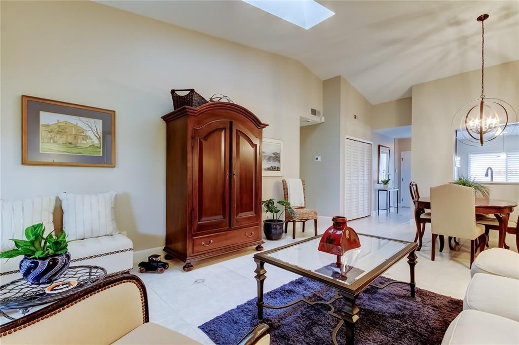 待售: $329,900 (2 贝兹, 2 浴室, 1129 平方英尺)