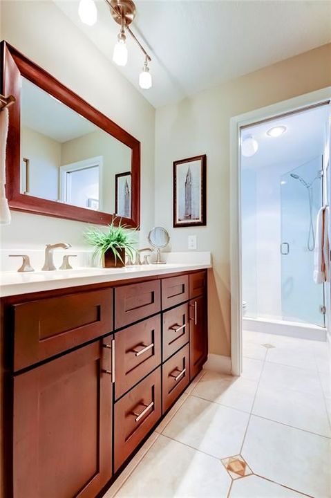 待售: $329,900 (2 贝兹, 2 浴室, 1129 平方英尺)