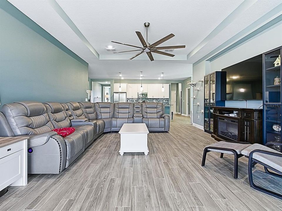 Active With Contract: $639,900 (4 beds, 3 baths, 2911 Square Feet)