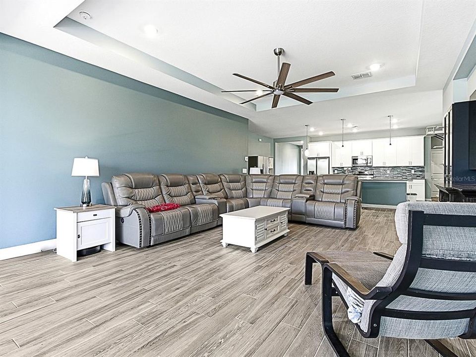 Active With Contract: $639,900 (4 beds, 3 baths, 2911 Square Feet)