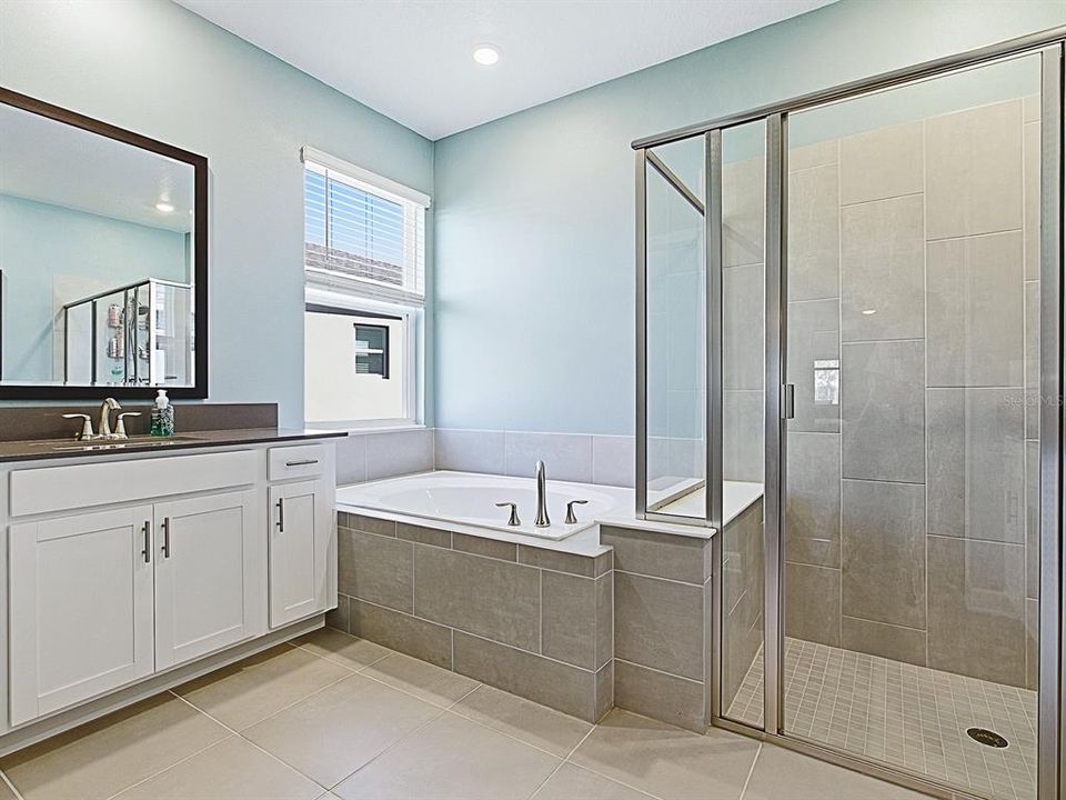 Active With Contract: $639,900 (4 beds, 3 baths, 2911 Square Feet)